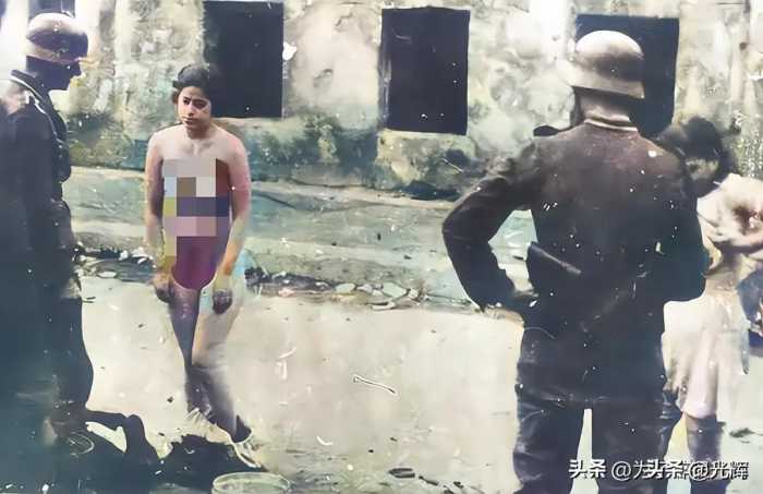 珍贵老照片，纳粹将犹太女人衣服扒光，焚尸炉里面伸出一只手
