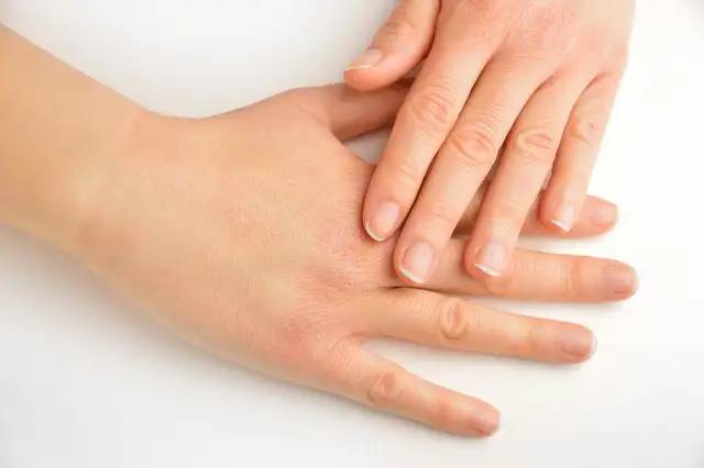 人活多久看手掌就能知？医生直言：长寿的人，手掌或有这3个特征